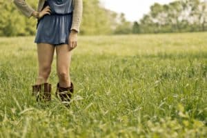 Chica con botas valverde en el cesped