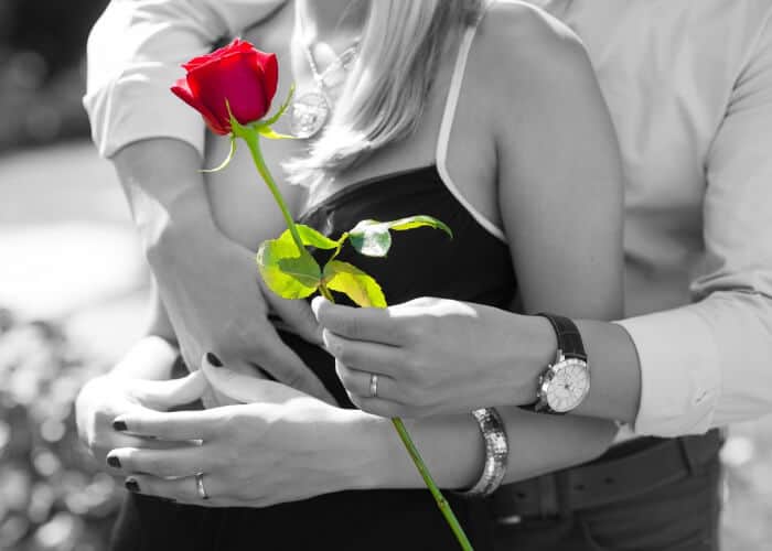 regalar una flor a tu pareja