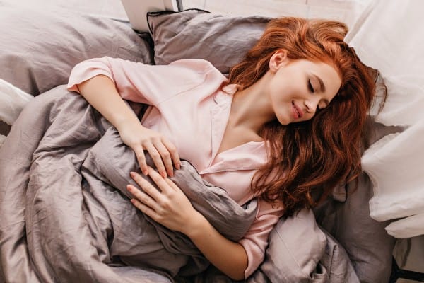 mujer teniendo un sueño lucido