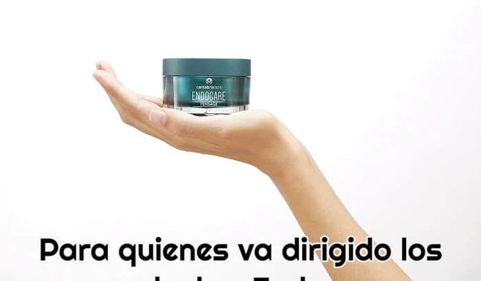 mujer sosteniendo una crema de la marca endocare