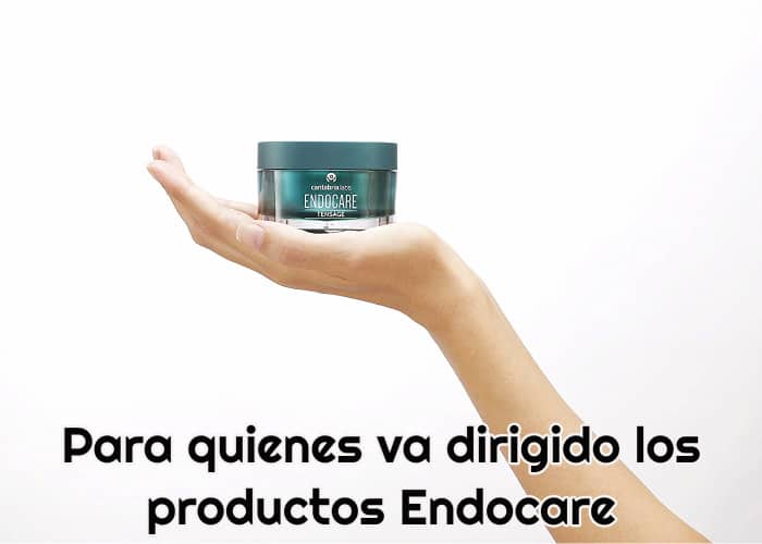 mujer sosteniendo una crema de la marca endocare